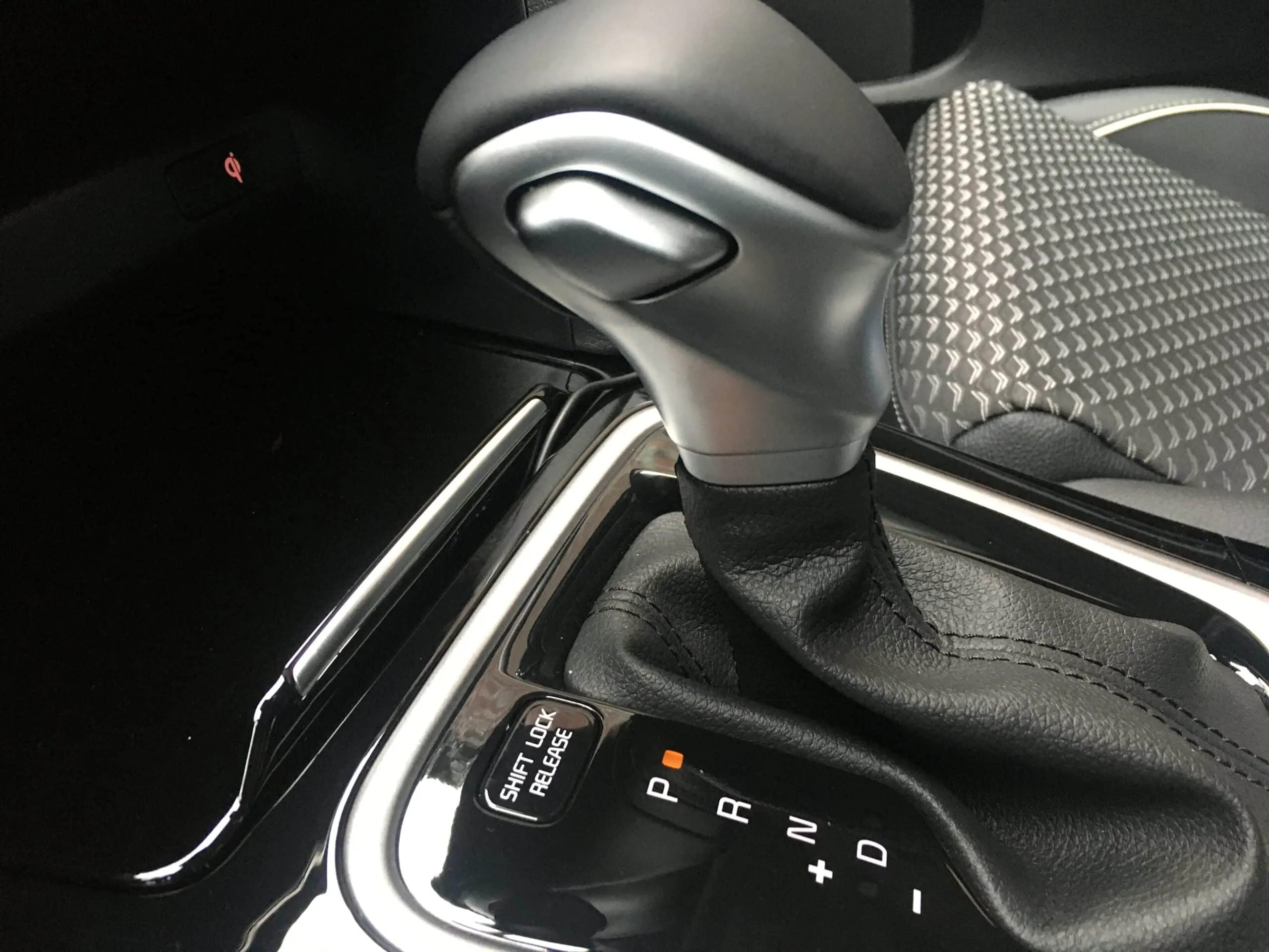 Automaat-versnellingspook met P, R, N en D in het interieur van de lesauto
